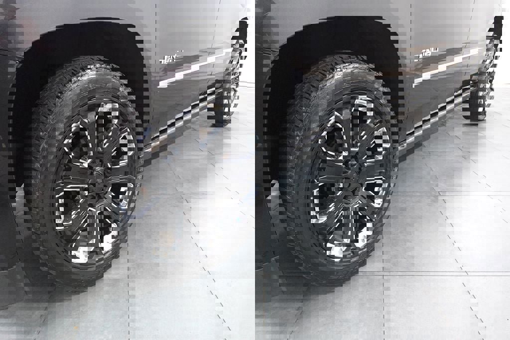 Used 2020 GMC Yukon Denali w/ Denali Ultimate Black Edition image 32