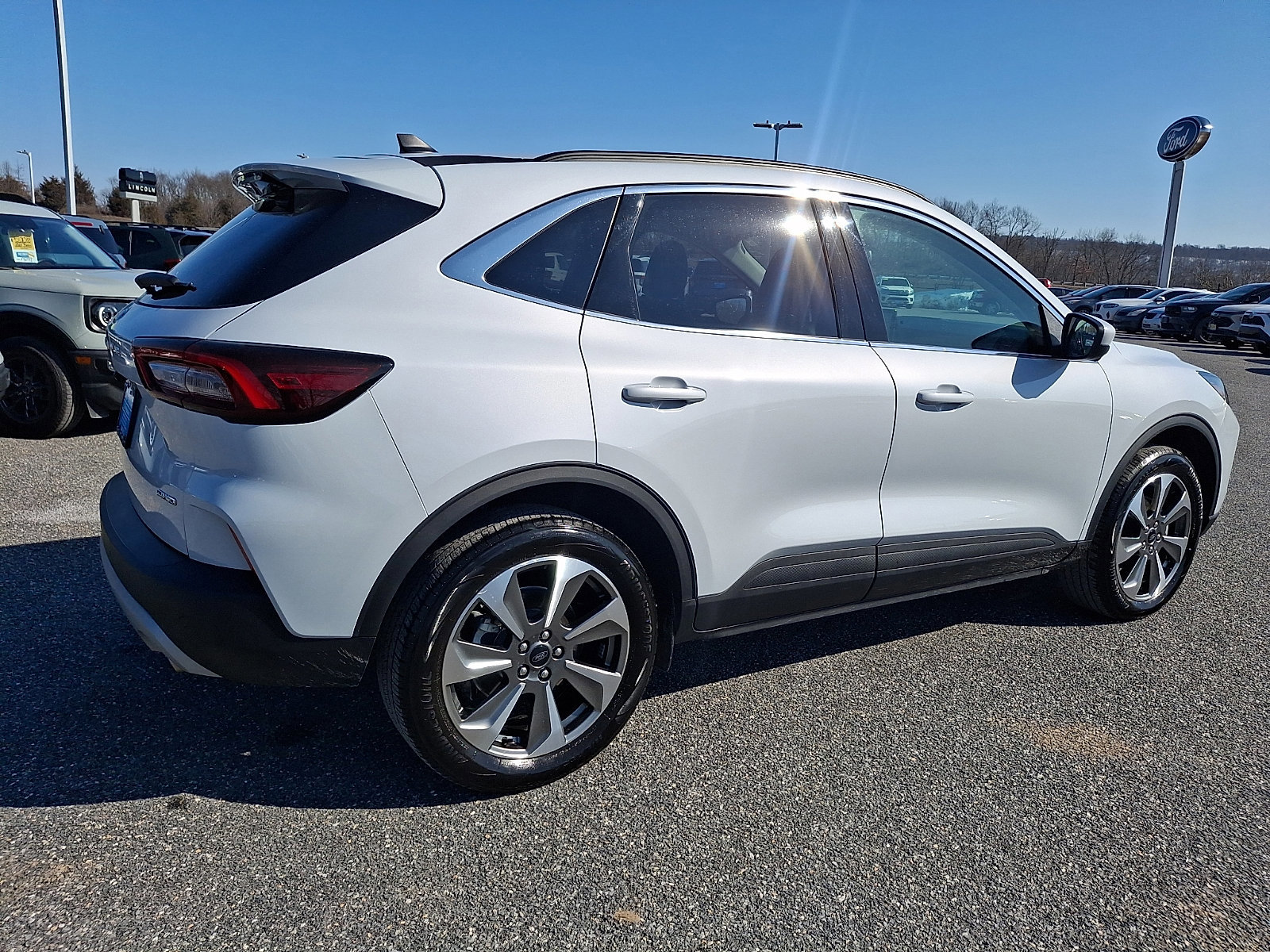 Certified 2025 Ford Escape Platinum w/ Premium Technology Package image 4