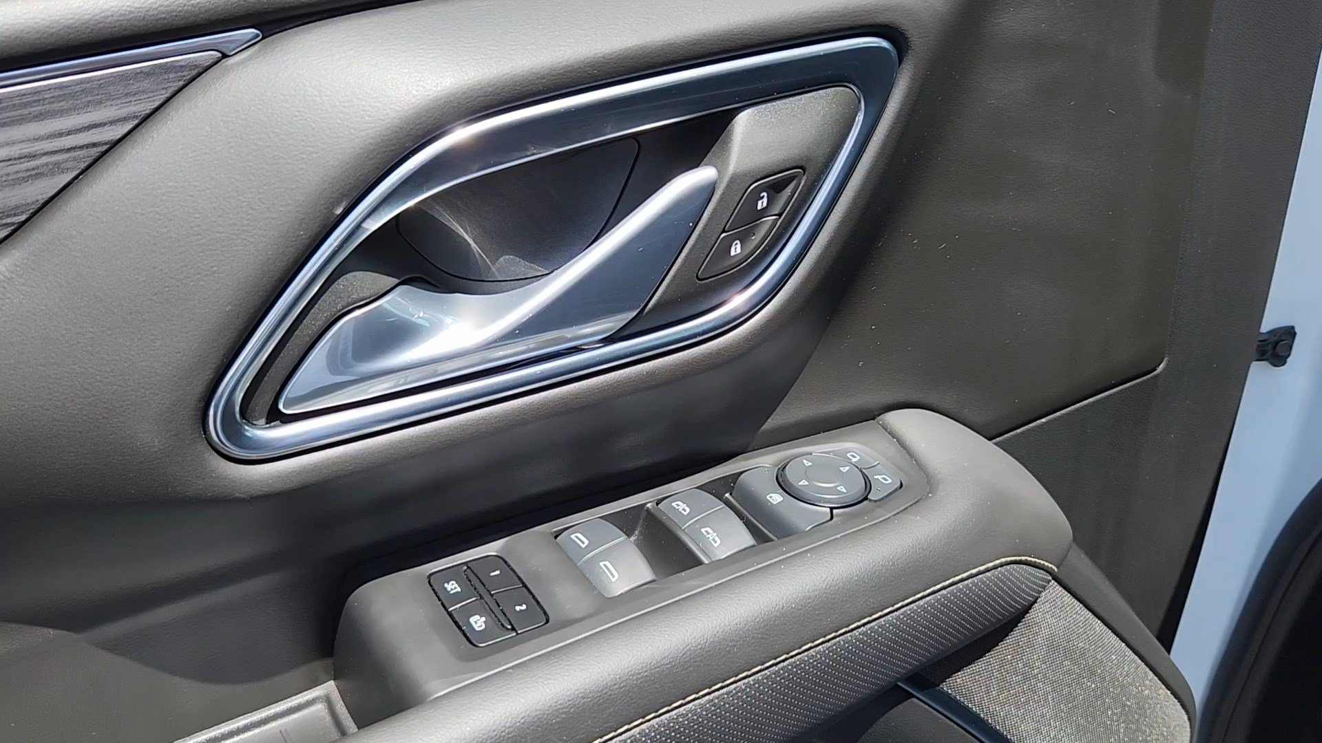 Used 2024 GMC Yukon SLT AWD/4WD image 7