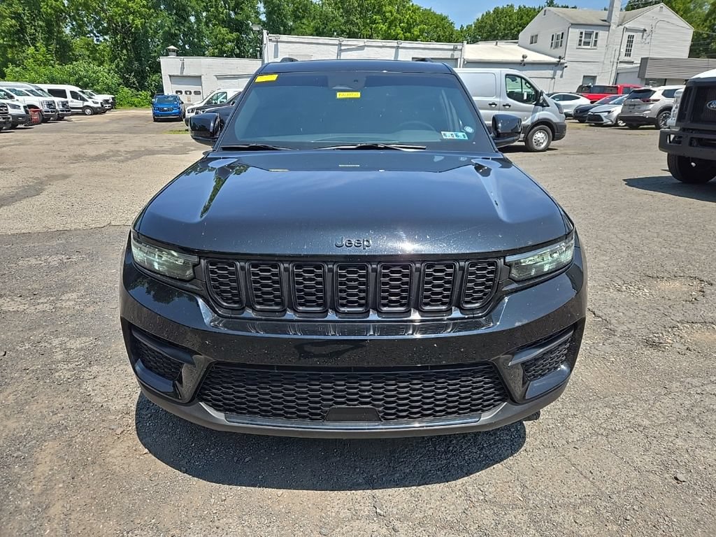 Used 2024 Jeep Grand Cherokee Altitude AWD/4WD image 2