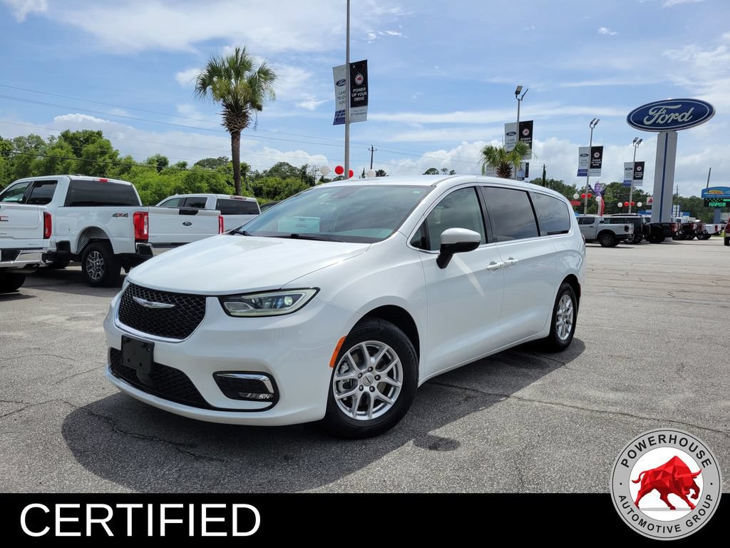Used 2023 Chrysler Pacifica Touring-L FWD image 2