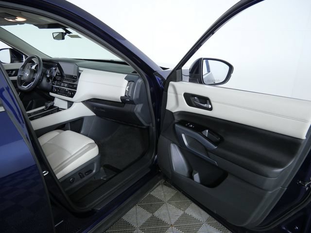 Used 2023 Nissan Pathfinder SL AWD/4WD image 11