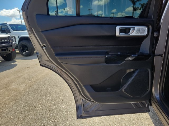 Certified 2022 Ford Explorer Platinum w/ Class IV Trailer Tow Package AWD/4WD image 15