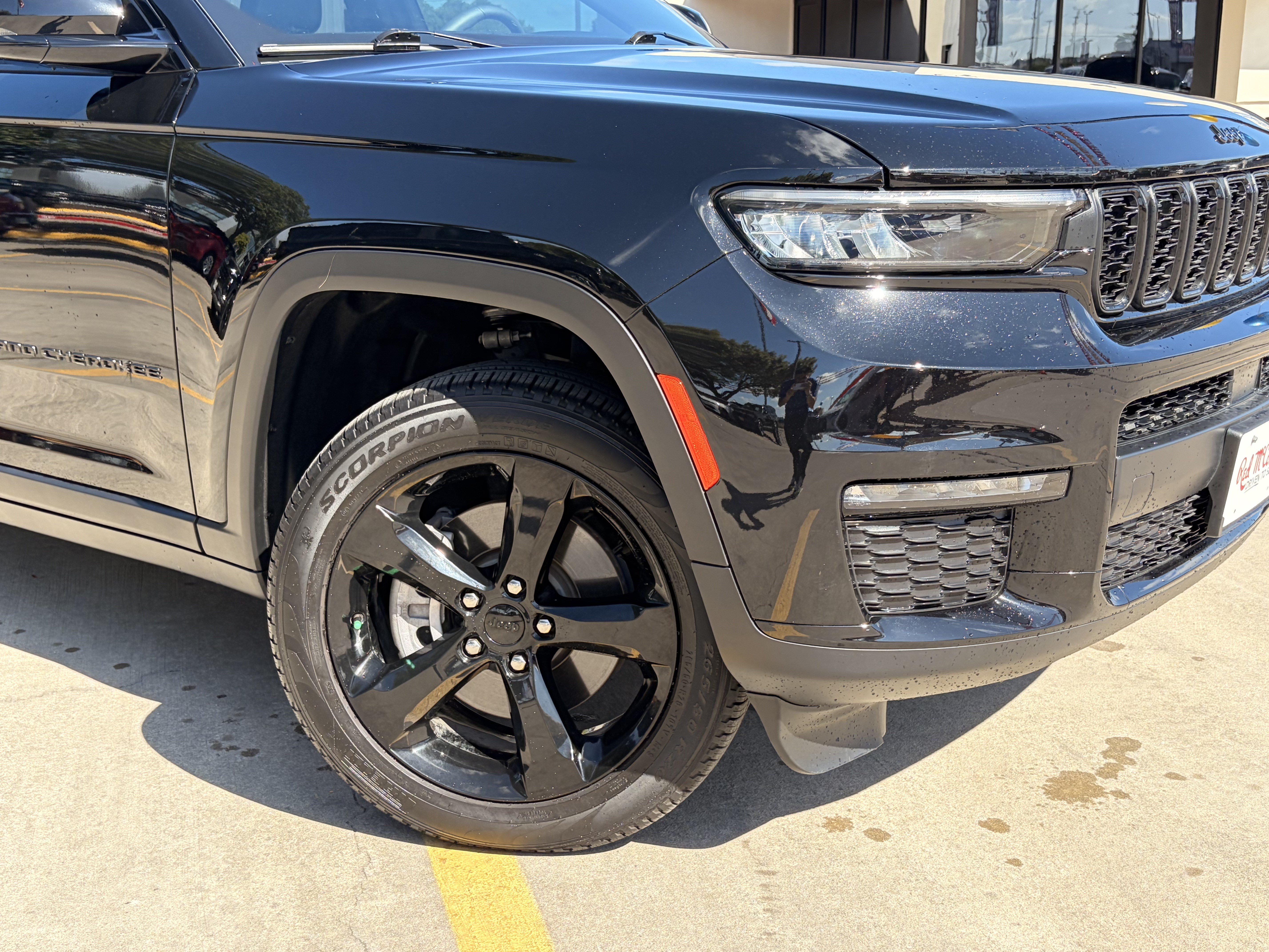 Used 2025 Jeep Grand Cherokee L Limited w/ Black Appearance Package AWD/4WD image 2