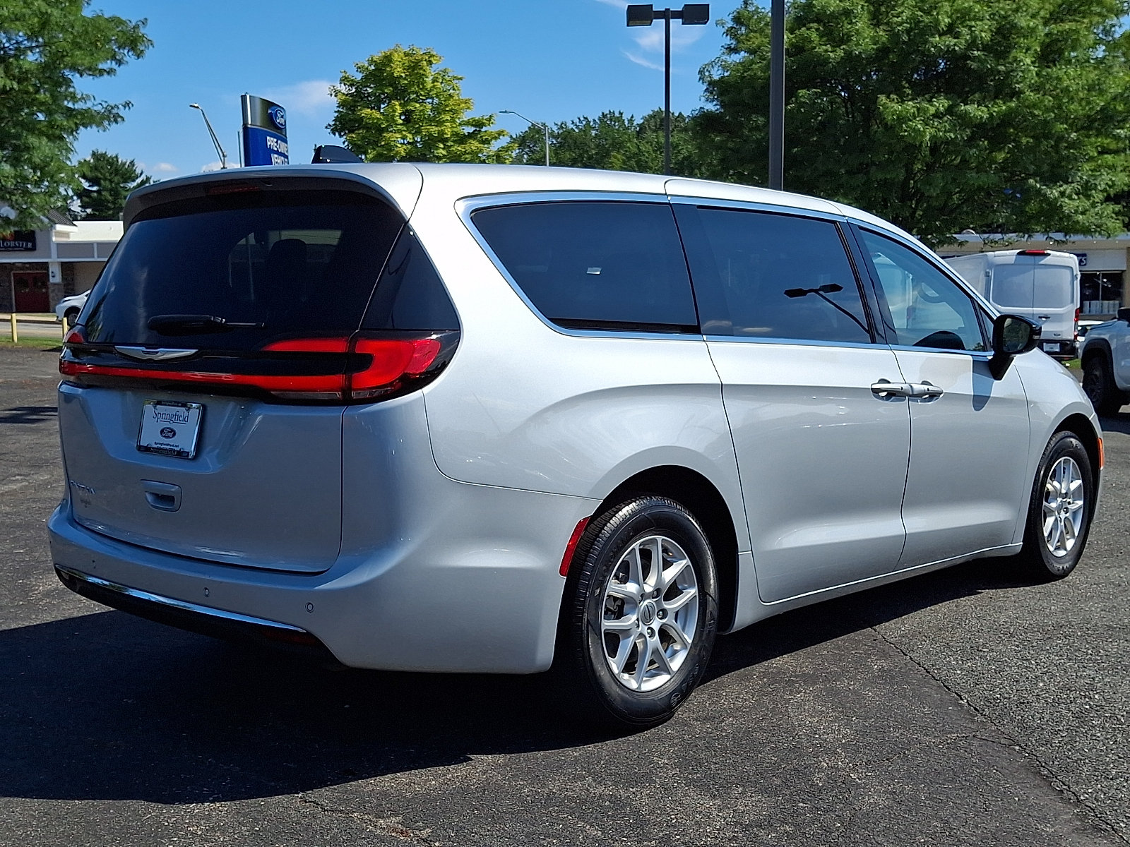 Used 2024 Chrysler Pacifica Touring-L FWD image 6