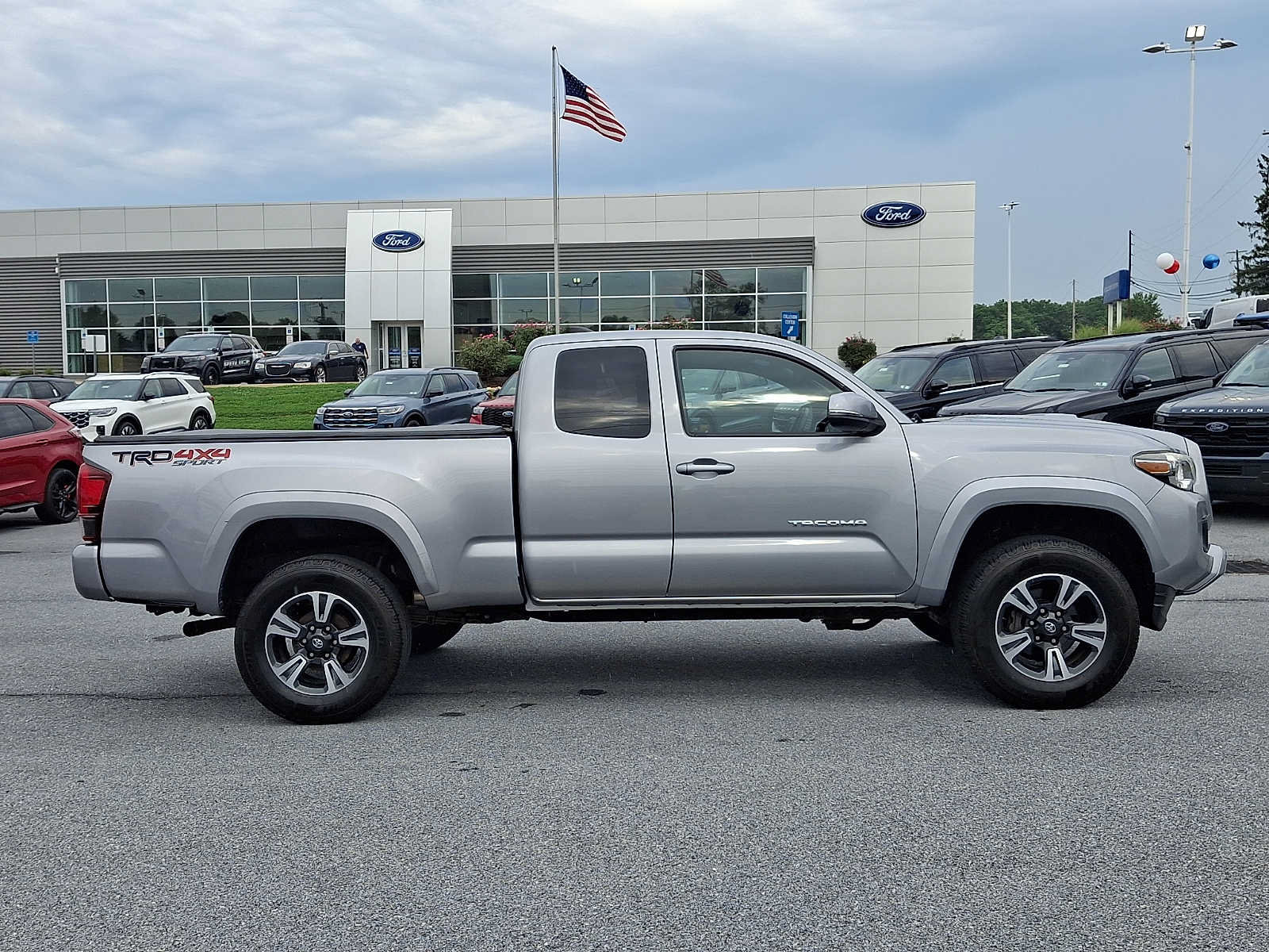 Used 2018 Toyota Tacoma TRD Sport AWD/4WD image 7