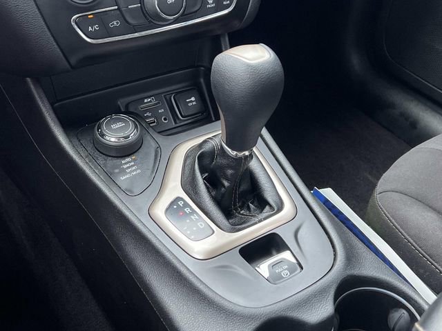 Used 2017 Jeep Cherokee Latitude w/ Safety/Convenience Group AWD/4WD image 24