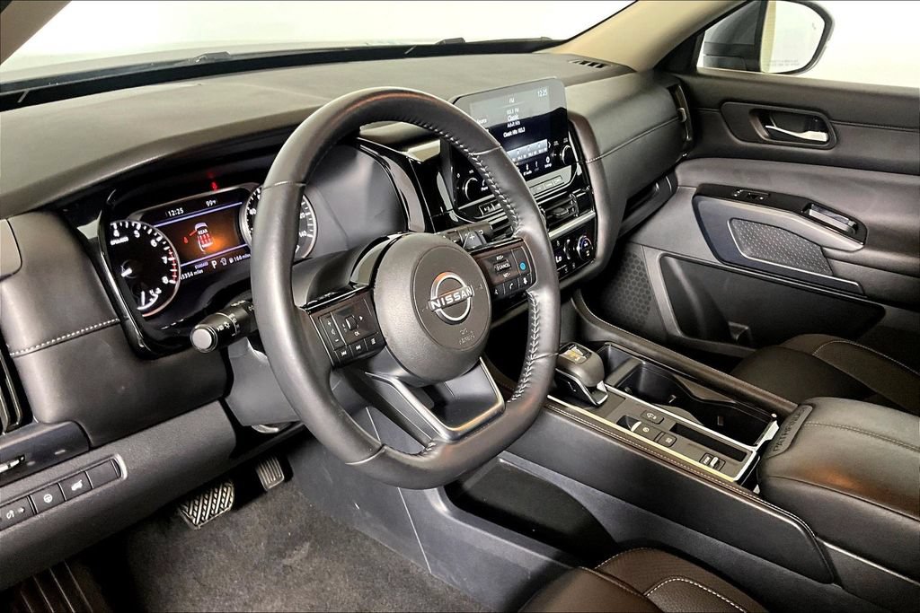 Used 2025 Nissan Pathfinder SL FWD image 10