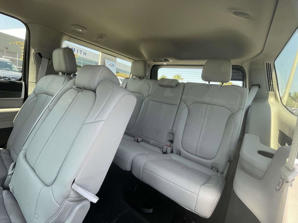 Used 2024 Jeep Wagoneer Series II w/ HD Trailer Tow Package image 10