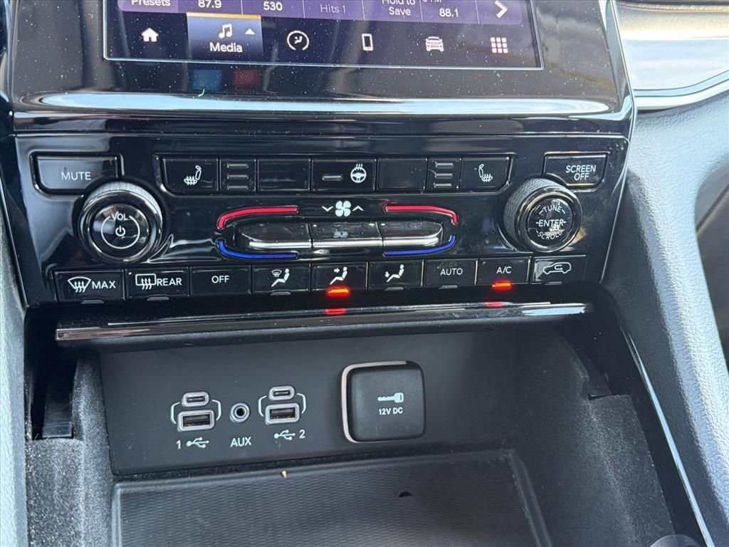 Used 2022 Jeep Grand Cherokee Laredo w/ Luxury Tech Group I RWD image 17