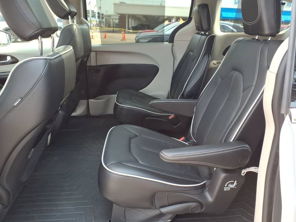 Used 2023 Chrysler Pacifica Limited AWD/4WD image 11