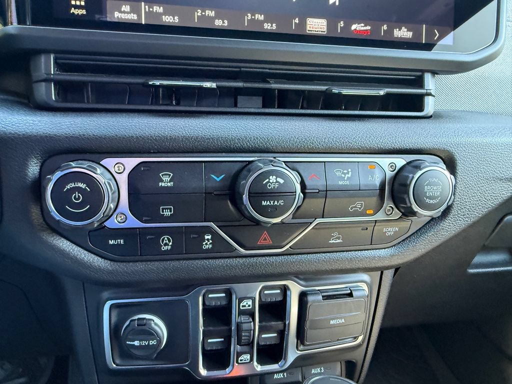 Used 2024 Jeep Gladiator Sport AWD/4WD image 19