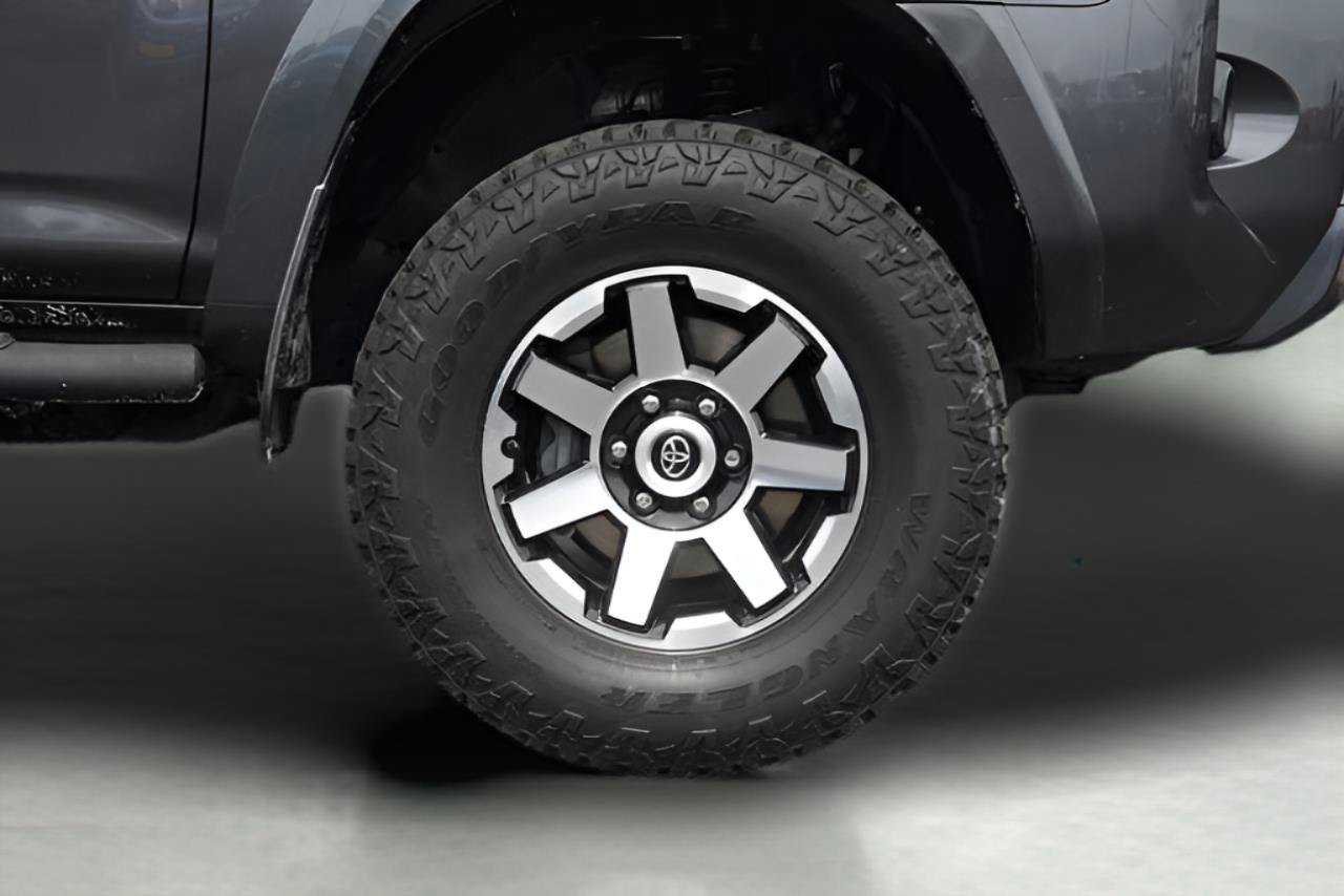 Used 2018 Toyota 4Runner TRD Off-Road AWD/4WD image 4