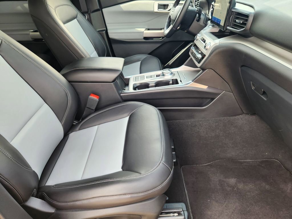 Certified 2024 Ford Explorer XLT w/ Equipment Group 202A RWD image 13