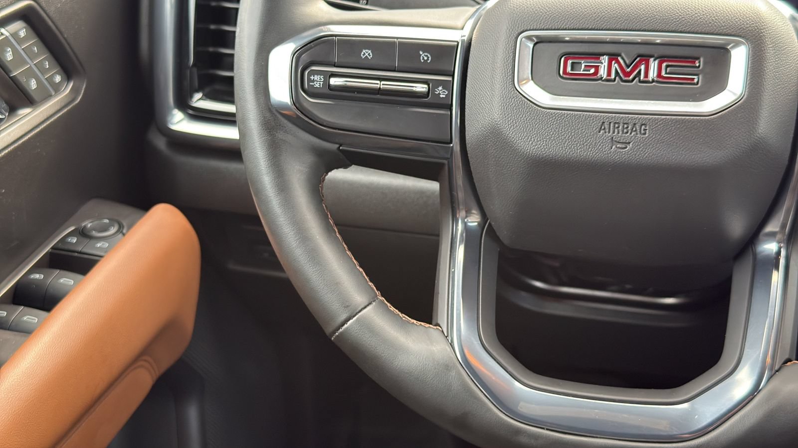 Used 2024 GMC Canyon AT4 w/ AT4 Premium Package AWD/4WD image 16