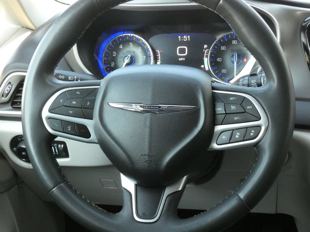 Used 2023 Chrysler Pacifica Touring-L FWD image 14