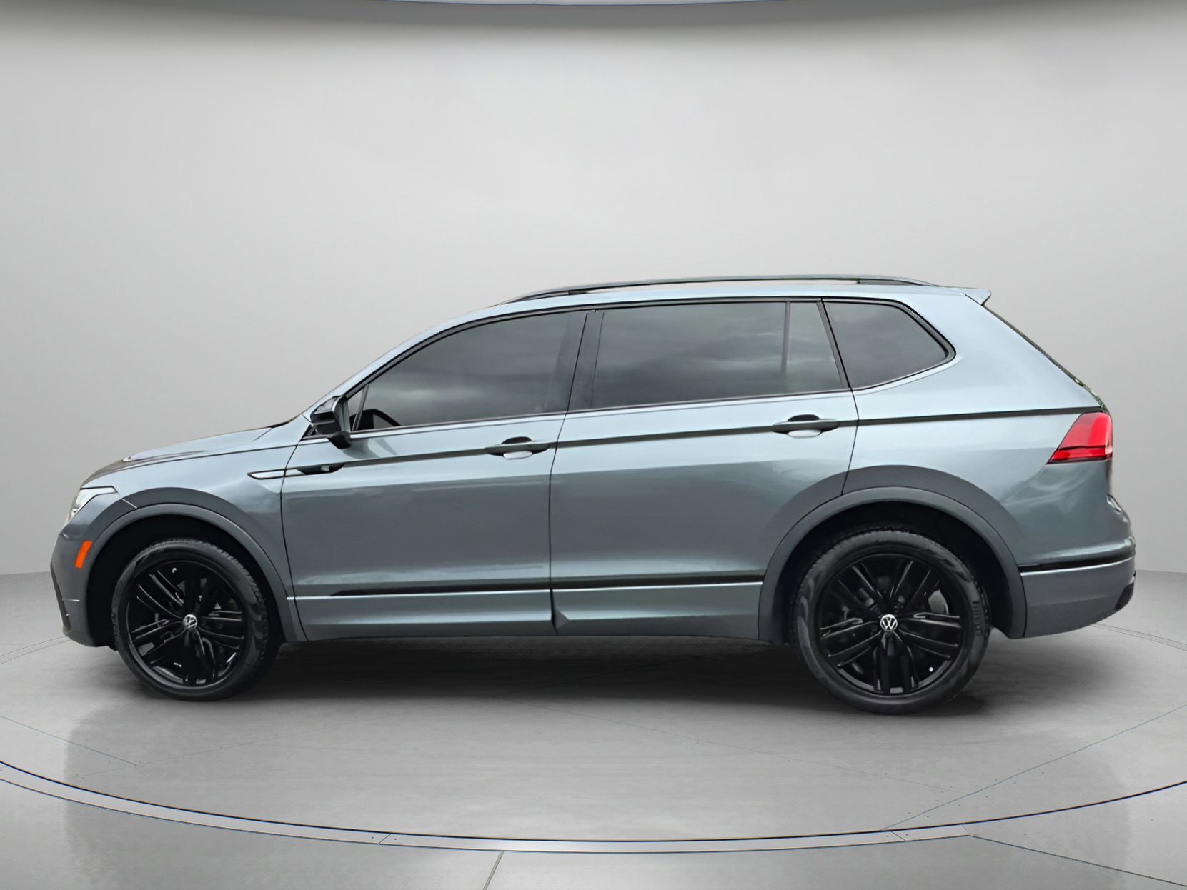 Used 2022 Volkswagen Tiguan SE R-Line image 10