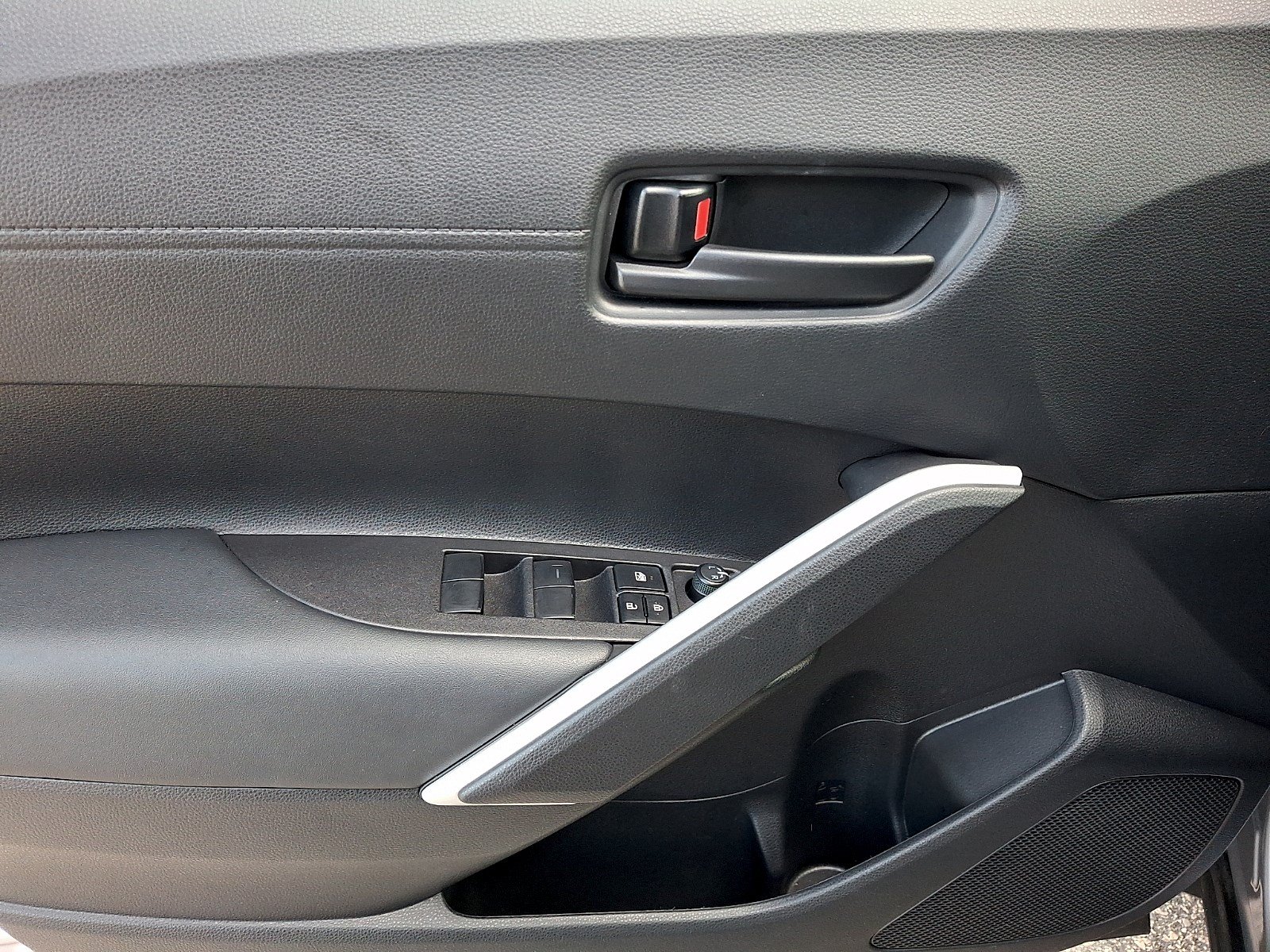 Used 2025 Toyota Corolla Cross LE FWD image 11