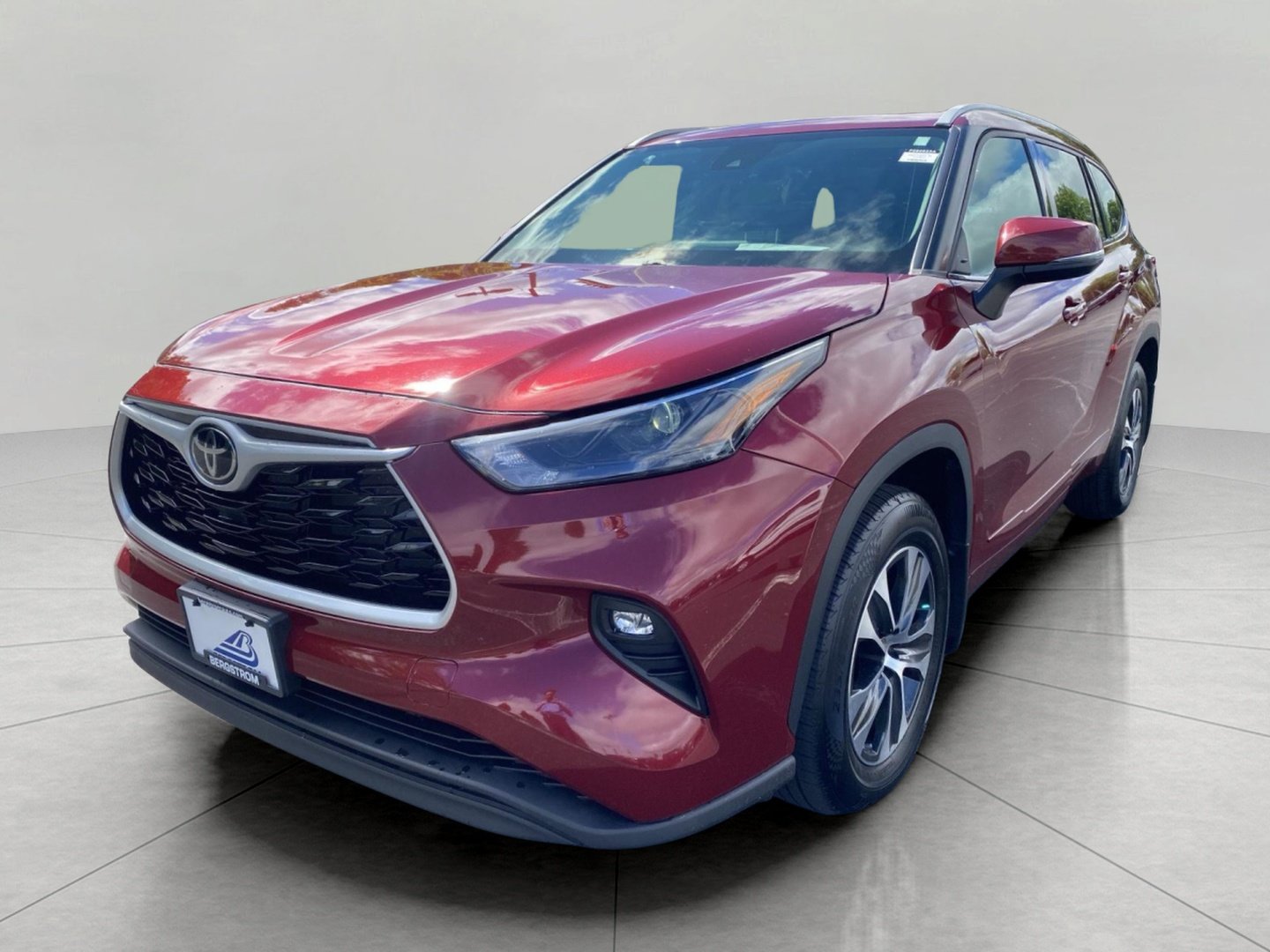 Used 2022 Toyota Highlander XLE AWD/4WD image 8