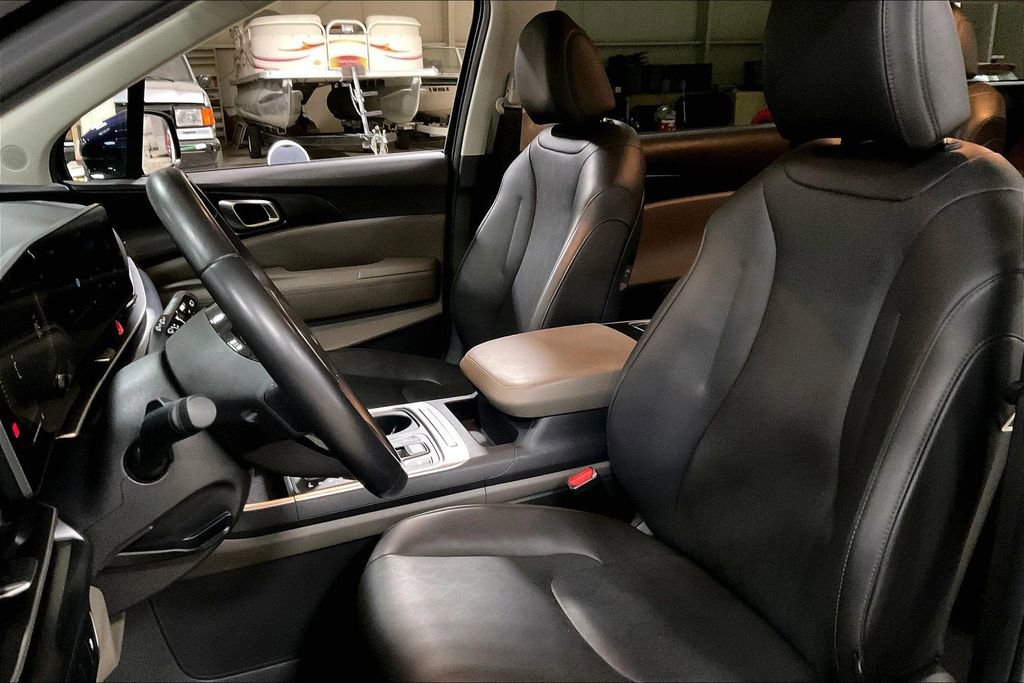 Used 2025 Kia Carnival FWD image 23