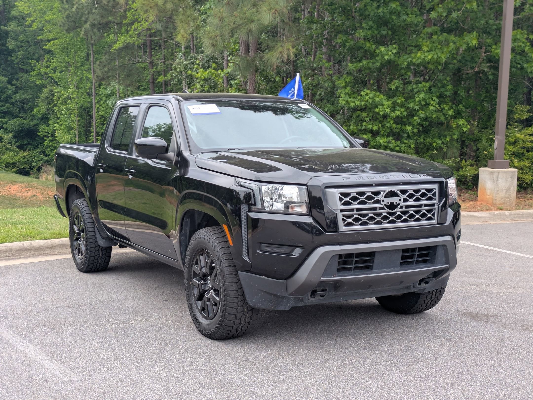 Used 2022 Nissan Frontier SV AWD/4WD image 2
