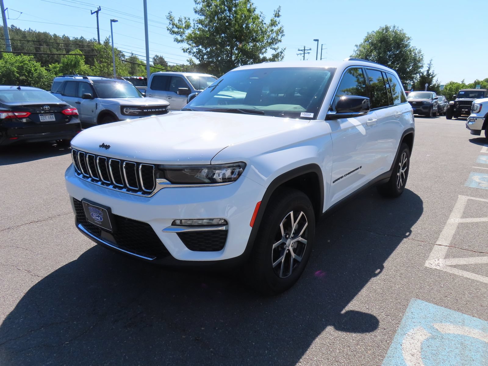 Used 2025 Jeep Grand Cherokee Limited w/ Trailer Tow Package AWD/4WD image 3