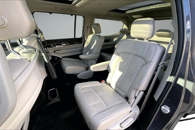 Used 2022 Jeep Wagoneer Series III w/ Premium Group I AWD/4WD image 22