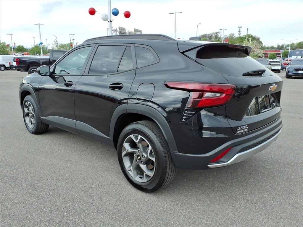 Used 2025 Chevrolet Trax LT image 3