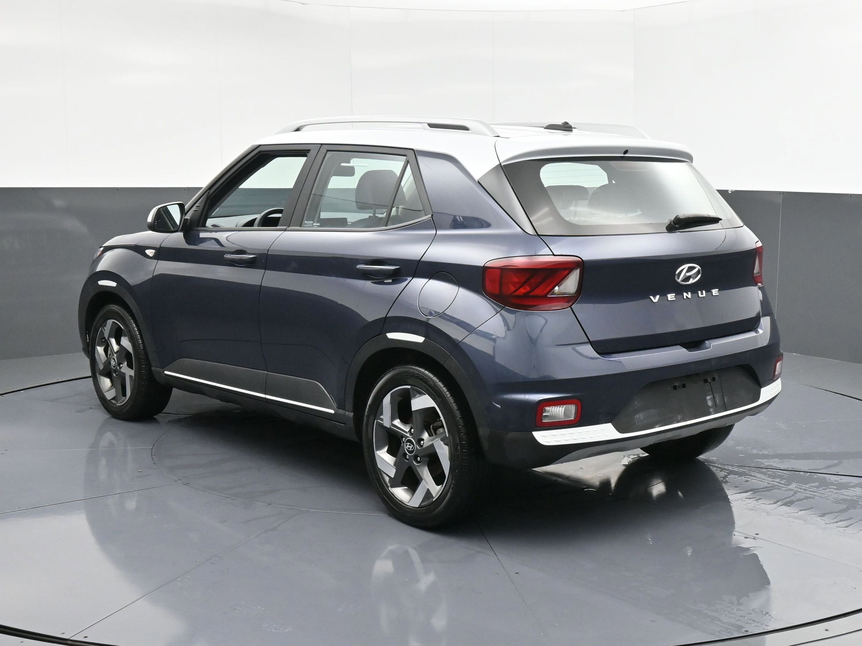 Used 2023 Hyundai Venue Limited w/ Cargo Package image 8