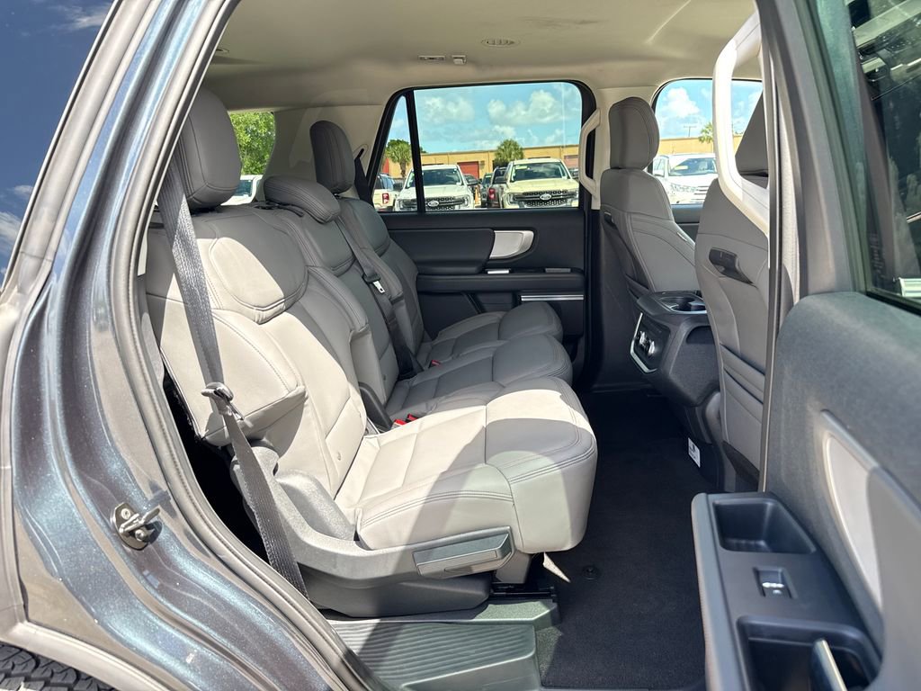 Certified 2025 Ford Expedition Active image 27