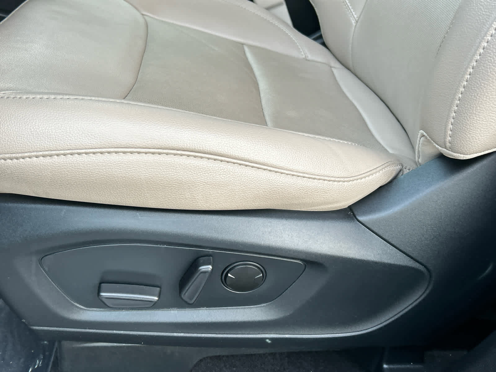 Certified 2024 Ford Explorer Limited image 26