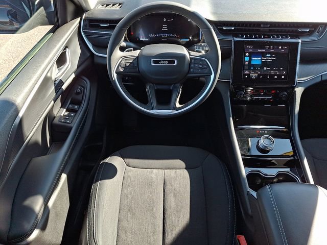Used 2023 Jeep Grand Cherokee Laredo w/ Luxury Tech Group I AWD/4WD image 11