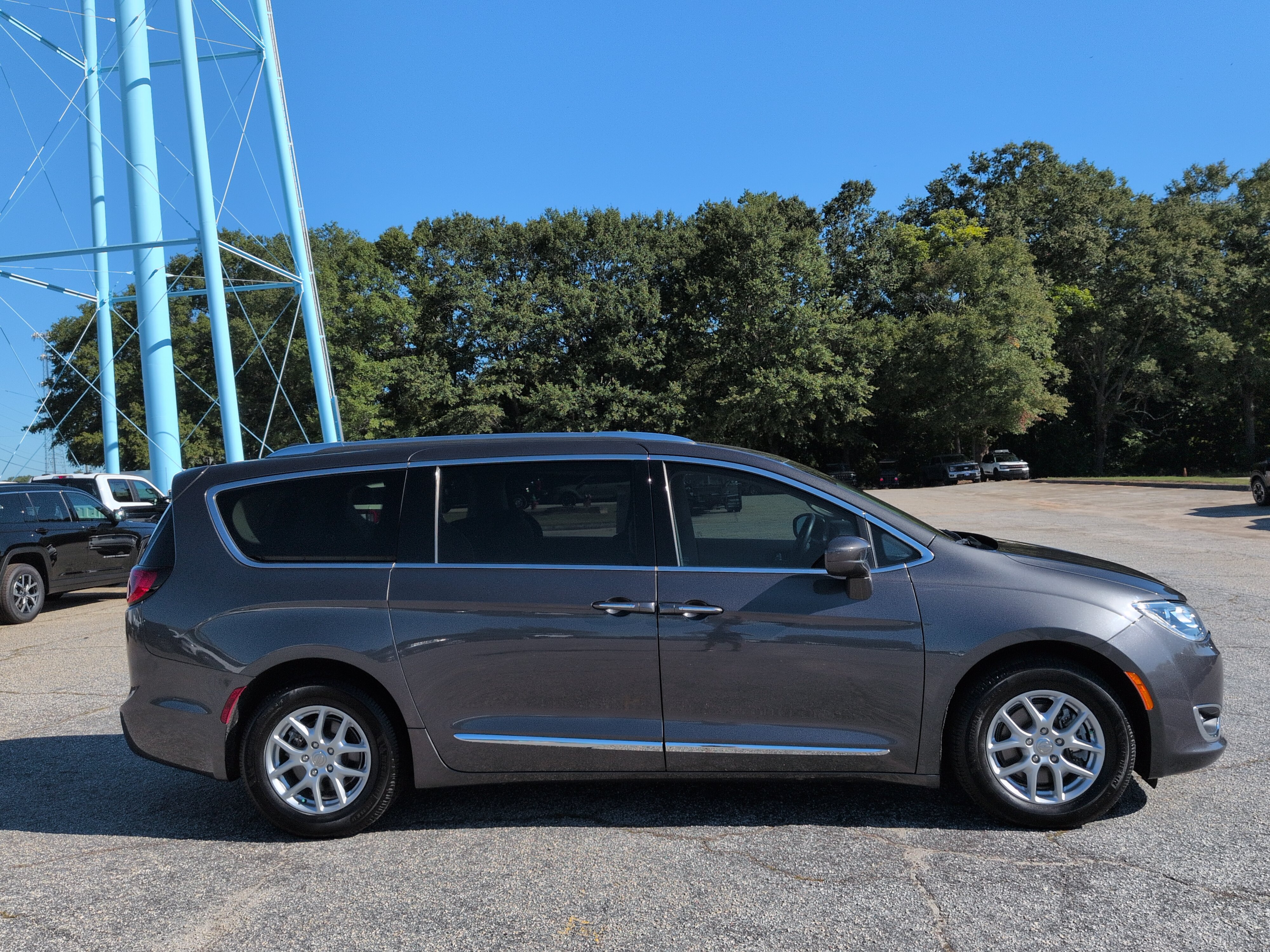 Used 2020 Chrysler Pacifica Touring-L FWD image 2