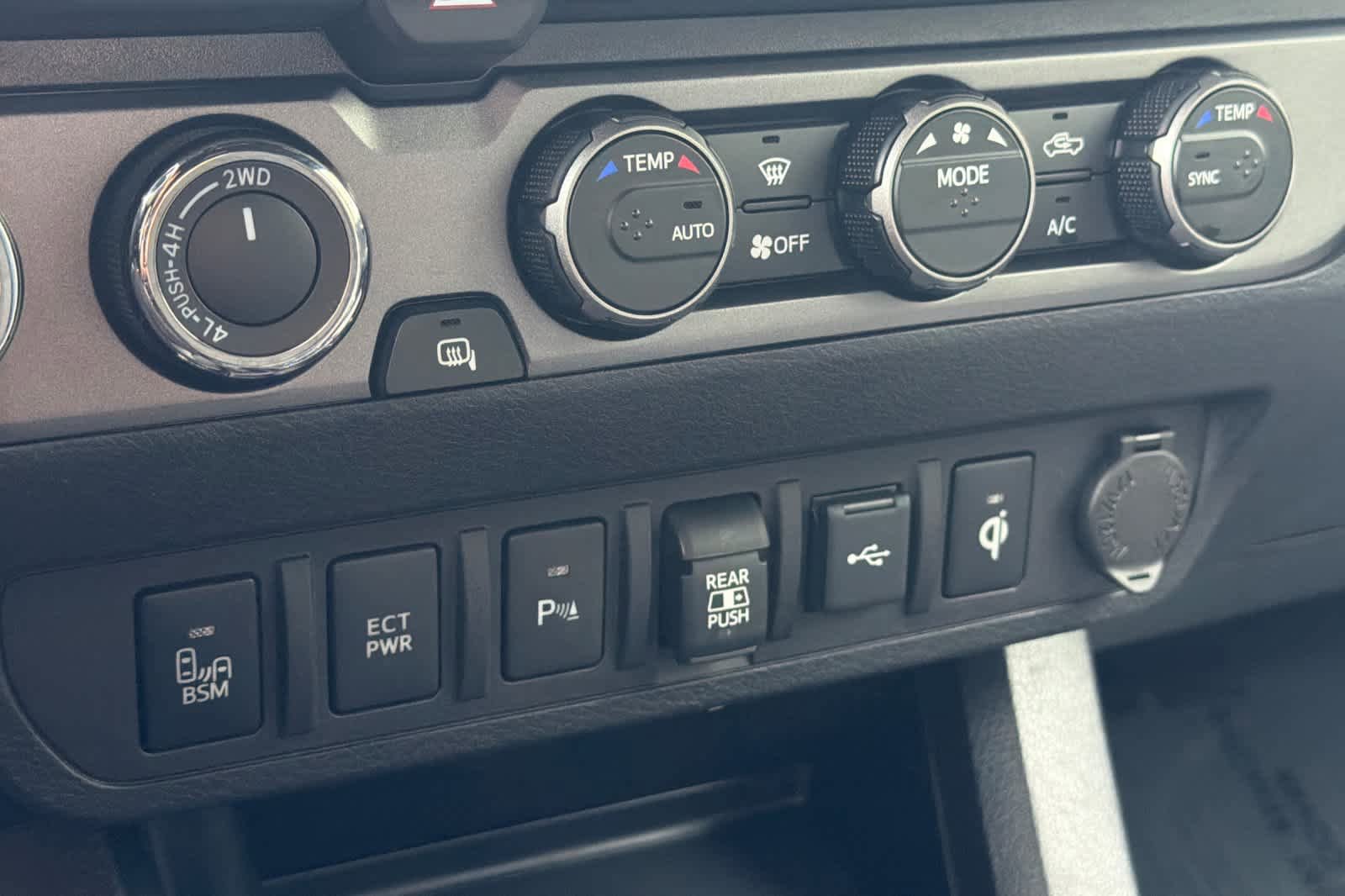 Used 2020 Toyota Tacoma TRD Off-Road w/ Technology Package AWD/4WD image 18