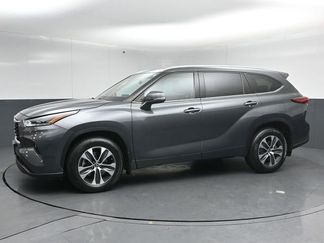 Used 2021 Toyota Highlander XLE AWD/4WD image 4