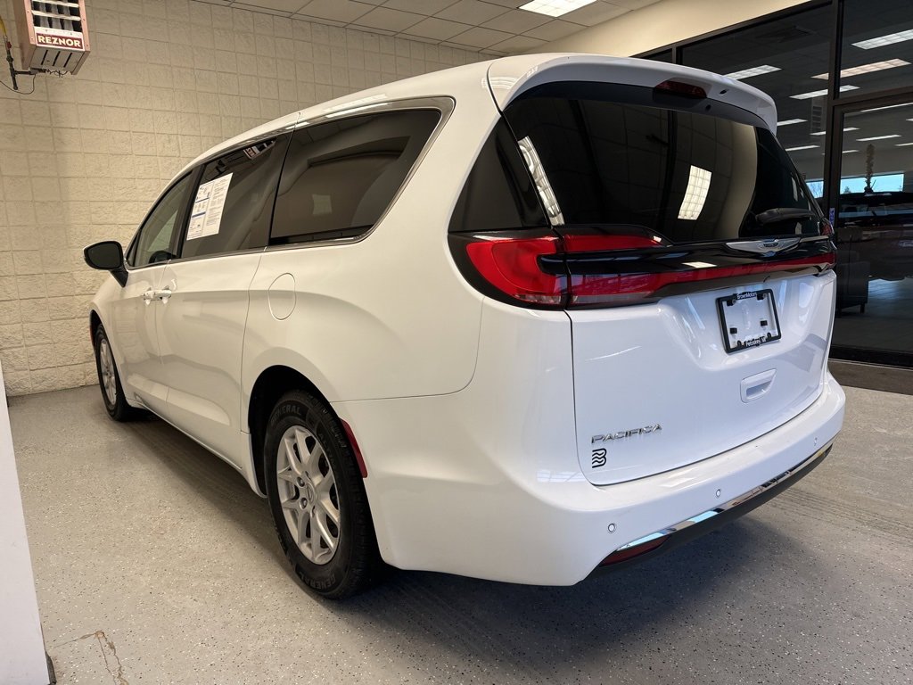 Used 2023 Chrysler Pacifica Touring-L image 3