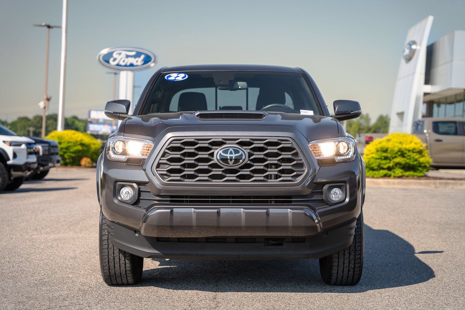 Used 2022 Toyota Tacoma TRD Sport w/ Technology Package RWD image 2