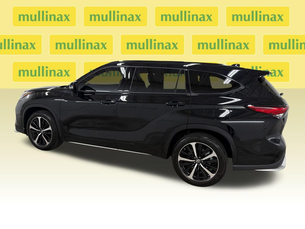 Used 2022 Toyota Highlander XSE FWD image 13