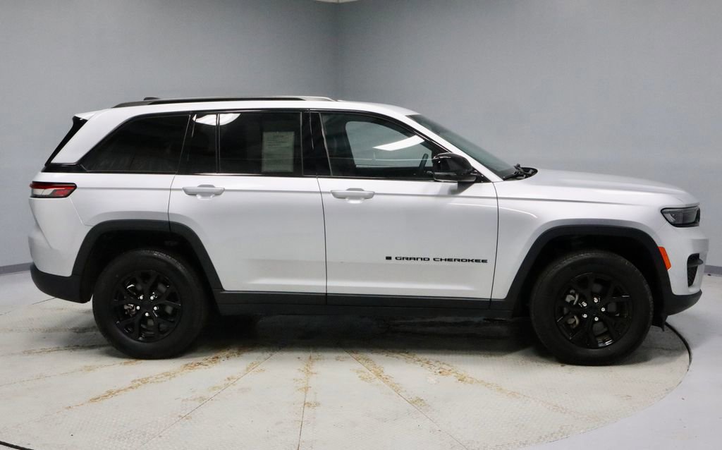 Used 2024 Jeep Grand Cherokee Altitude image 6