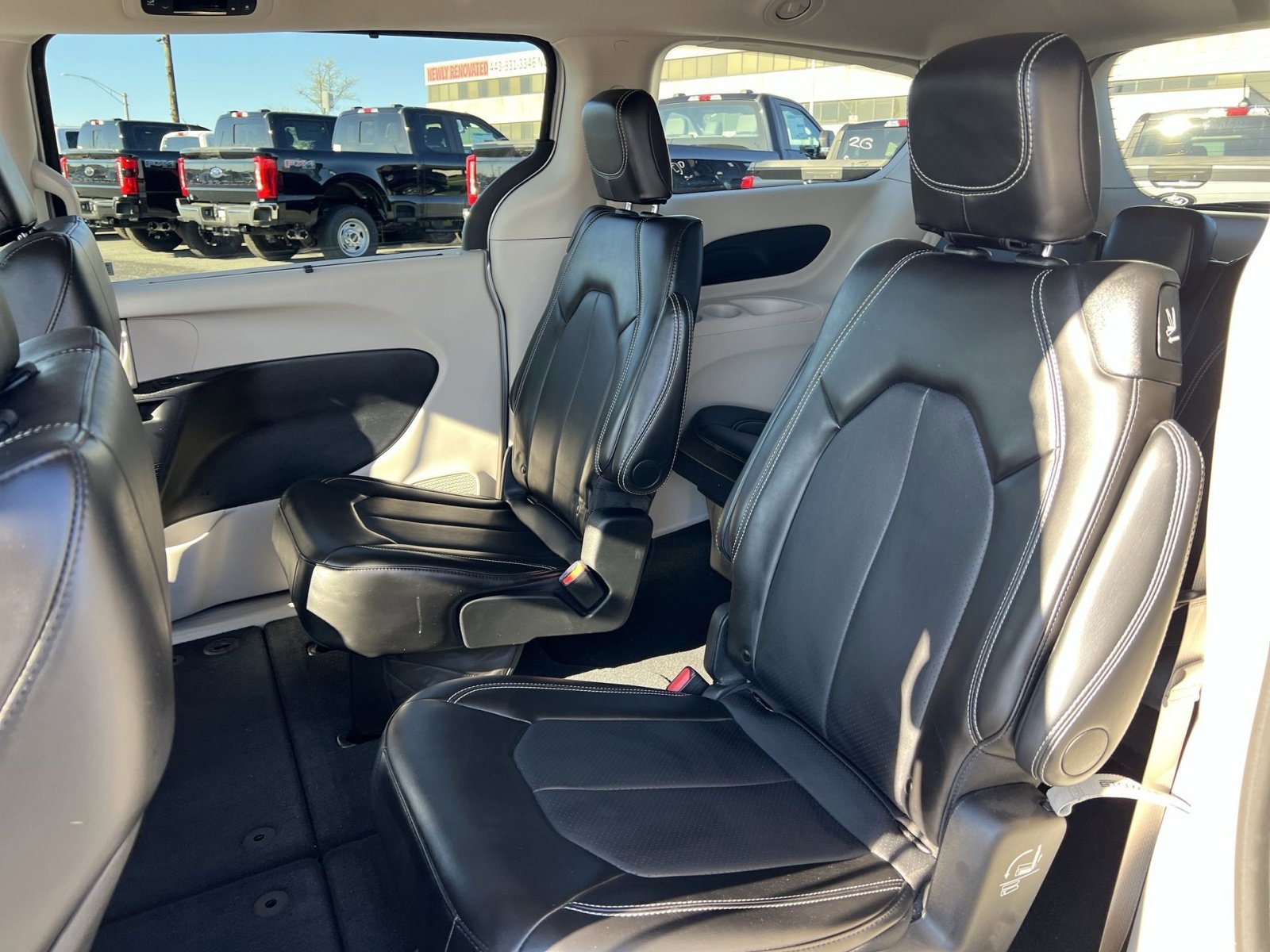 Used 2024 Chrysler Pacifica Touring-L FWD image 23