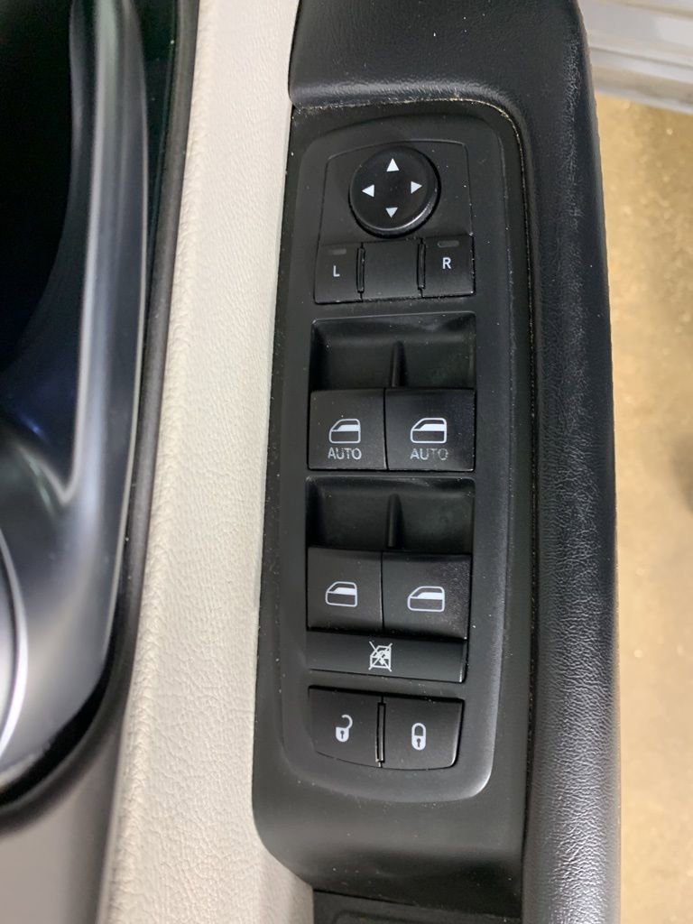 Used 2020 Chrysler Pacifica Touring w/ Advanced Safetytec Group FWD image 18