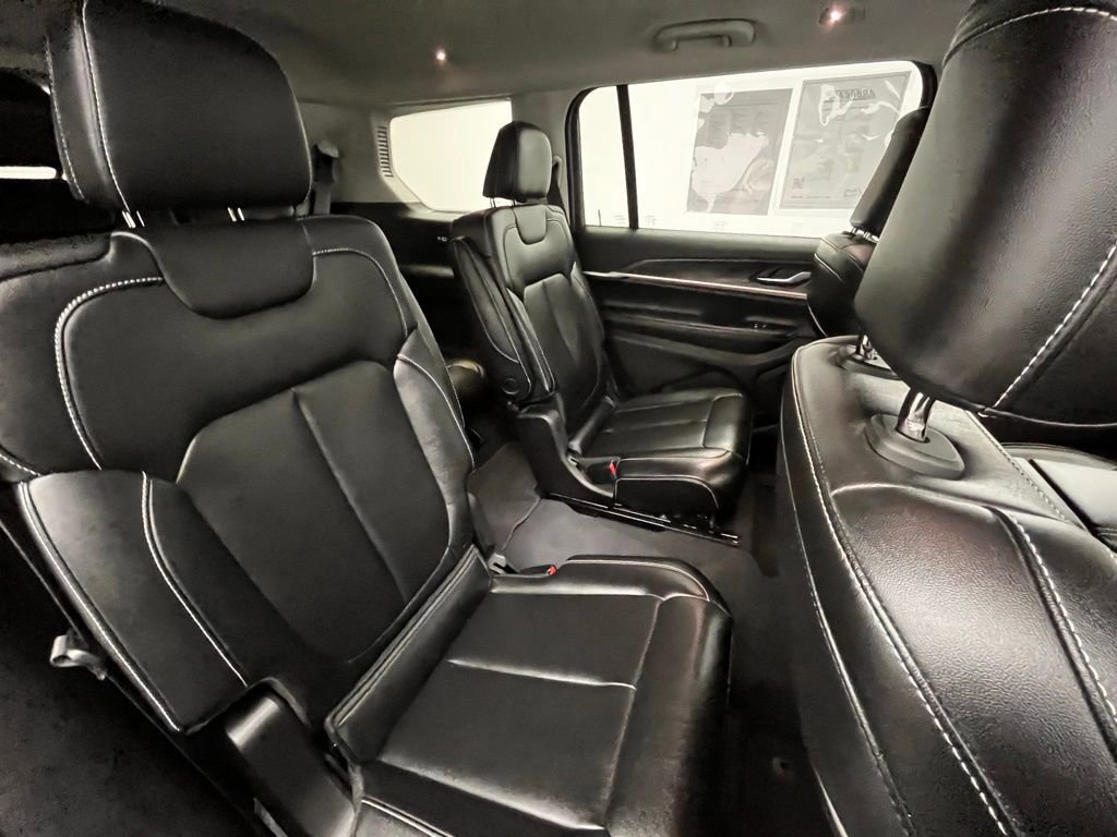Used 2023 Jeep Grand Cherokee L Limited w/ Black Appearance Package image 33