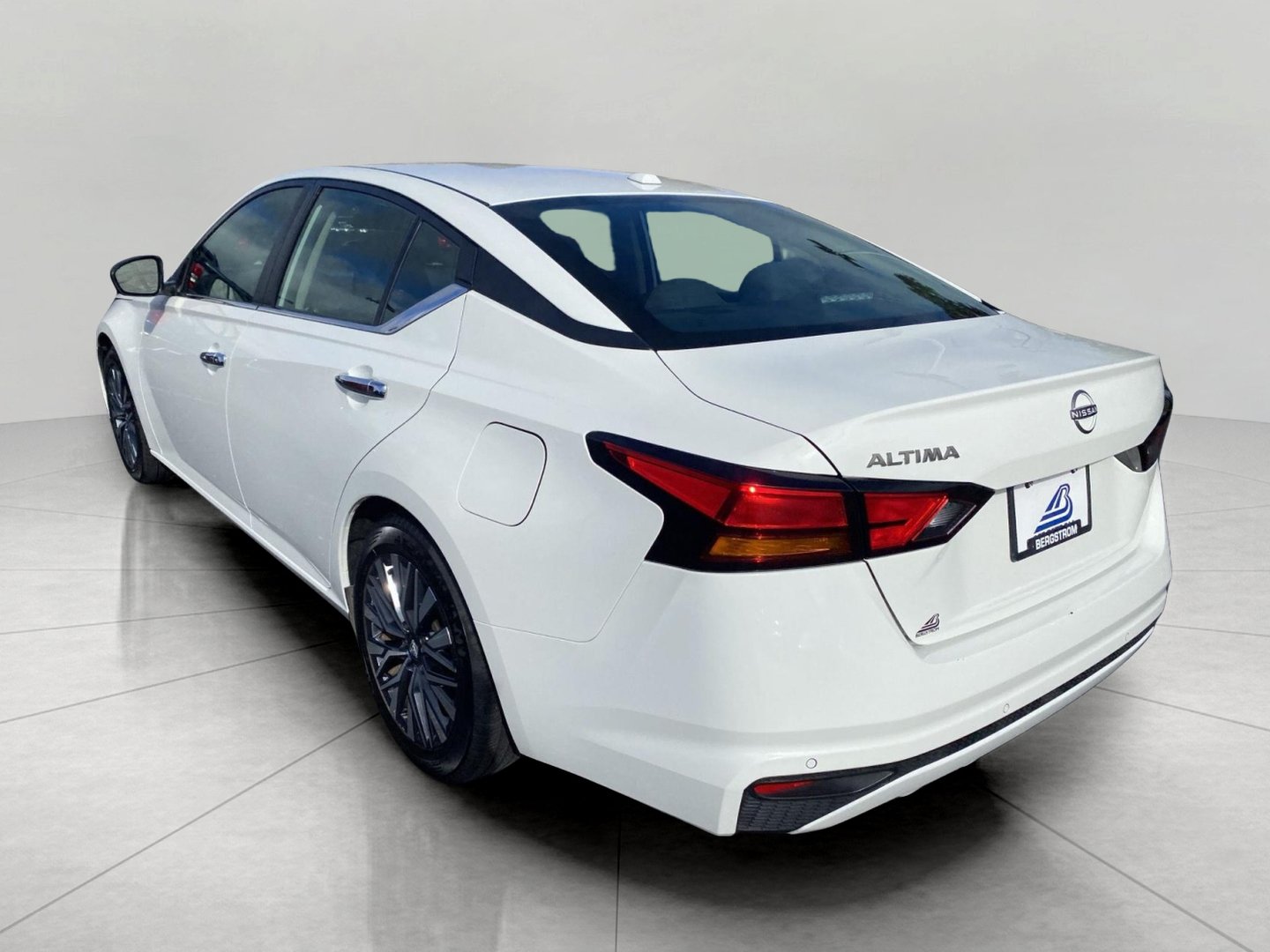 Used 2025 Nissan Altima 2.5 SV FWD image 10