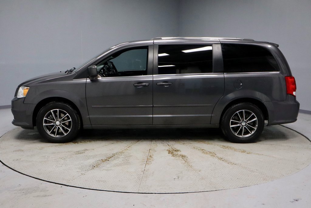 Used 2017 Dodge Grand Caravan SXT image 2