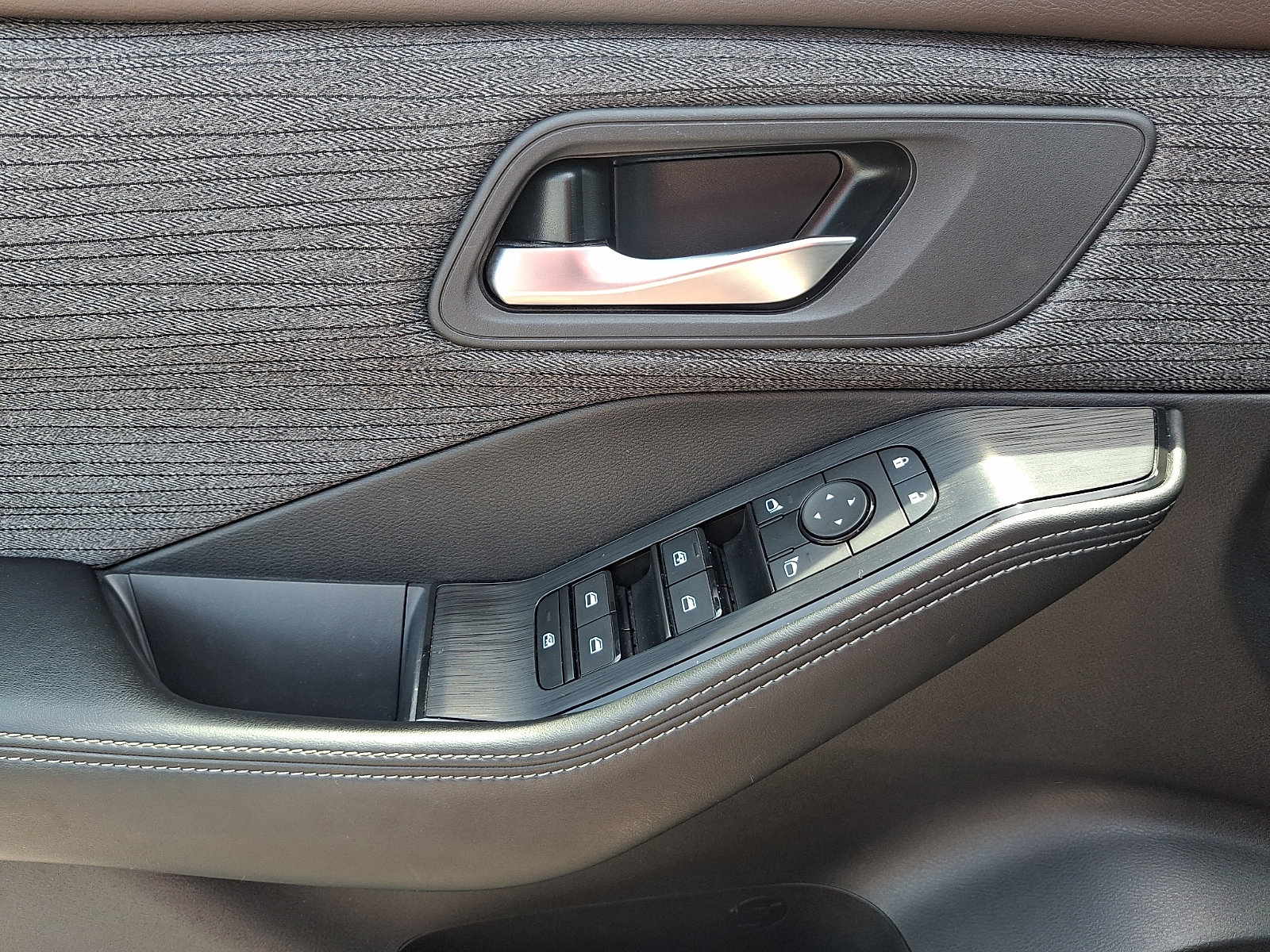 Used 2023 Nissan Rogue SV AWD/4WD image 13