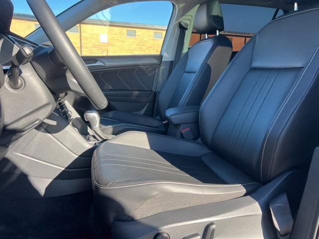 Used 2022 Volkswagen Tiguan SE w/ Panoramic Sunroof Package image 17