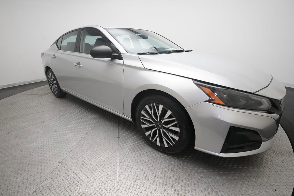 Used 2024 Nissan Altima 2.5 SV FWD image 35