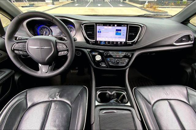 Used 2023 Chrysler Pacifica Limited w/ S Appearance Package image 16