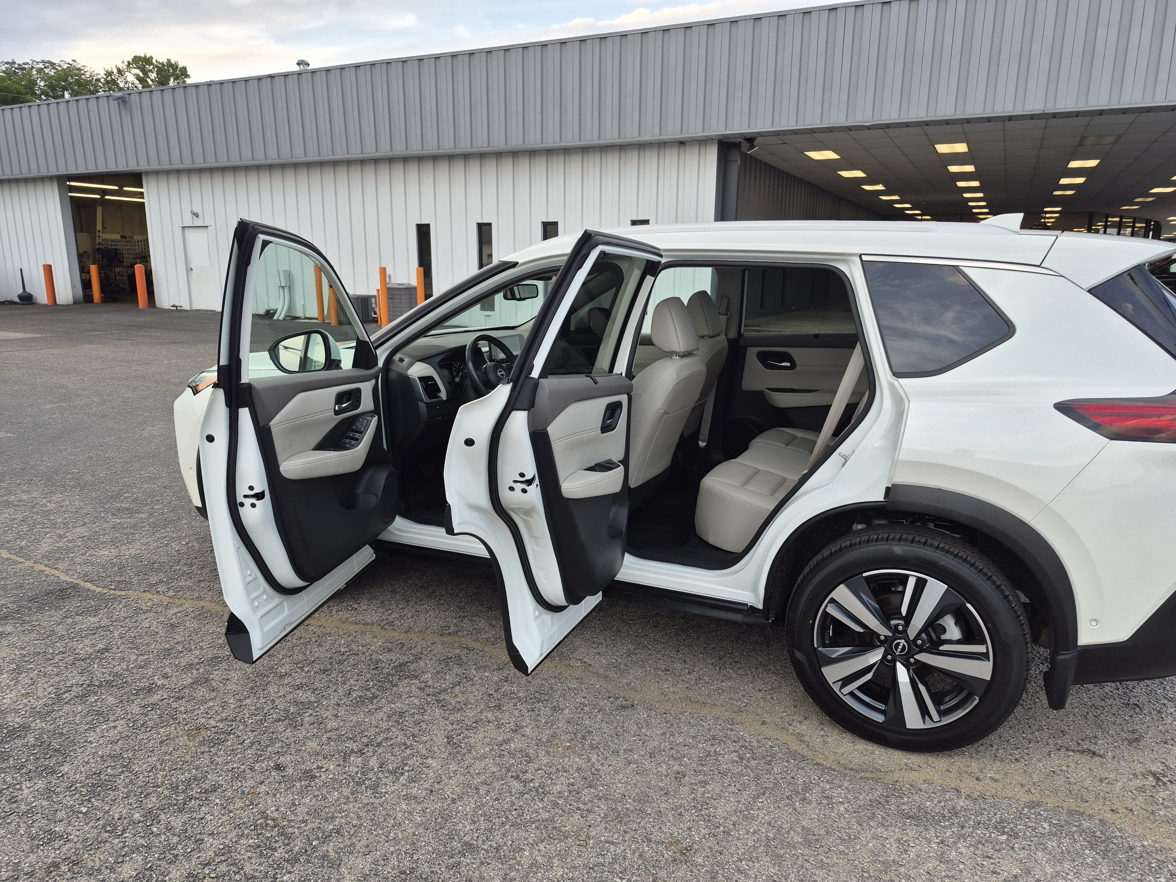 Used 2023 Nissan Rogue SL w/ SL Premium Package AWD/4WD image 14
