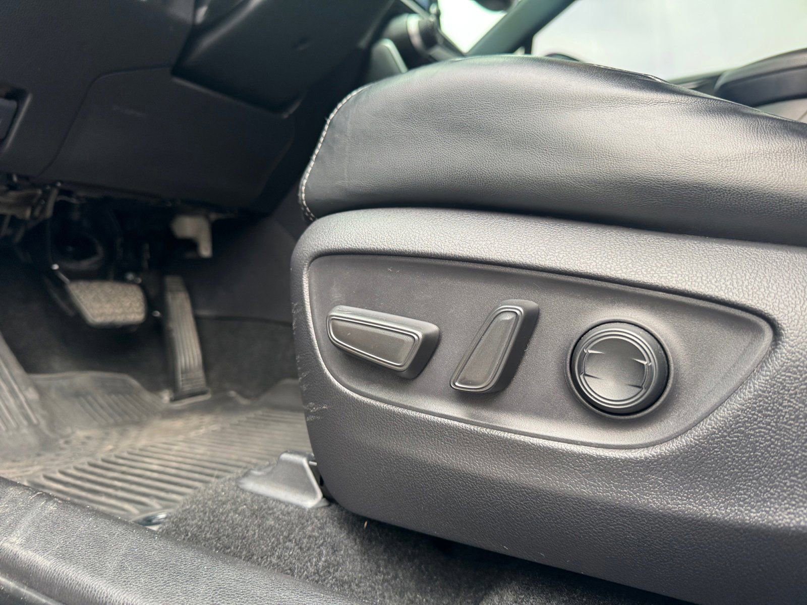 Used 2022 Toyota RAV4 SE image 19